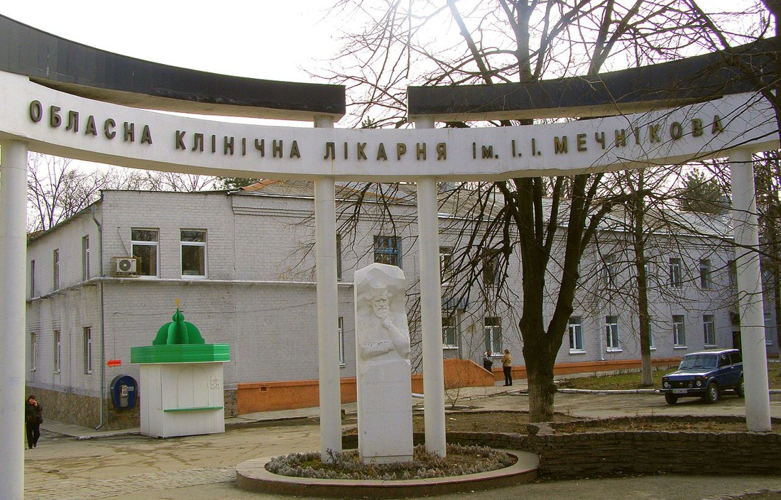 fachada frontal edificio clinica mechnikov ucrania