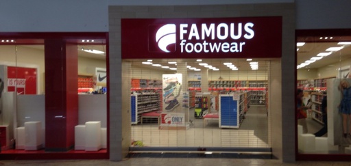 logotipo loja calçados famous fachada